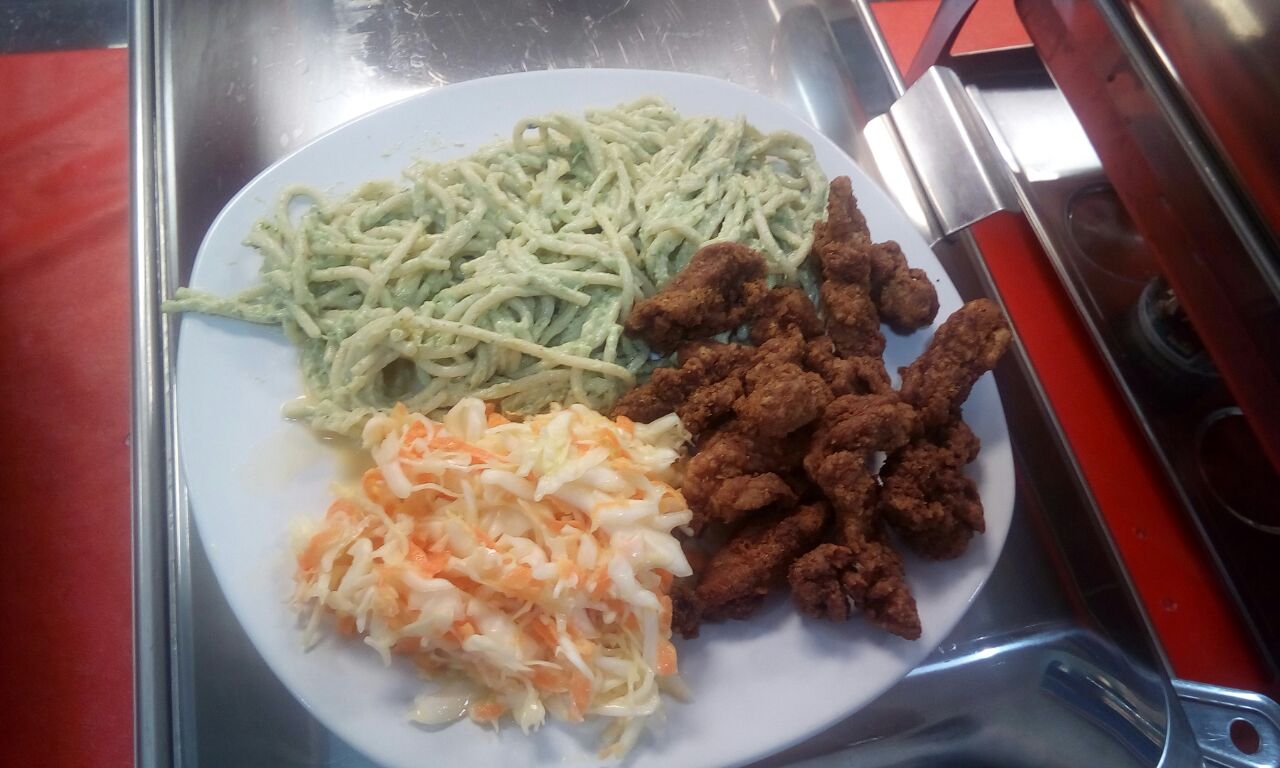Nachos con frijoles, carne, queso y cilantro