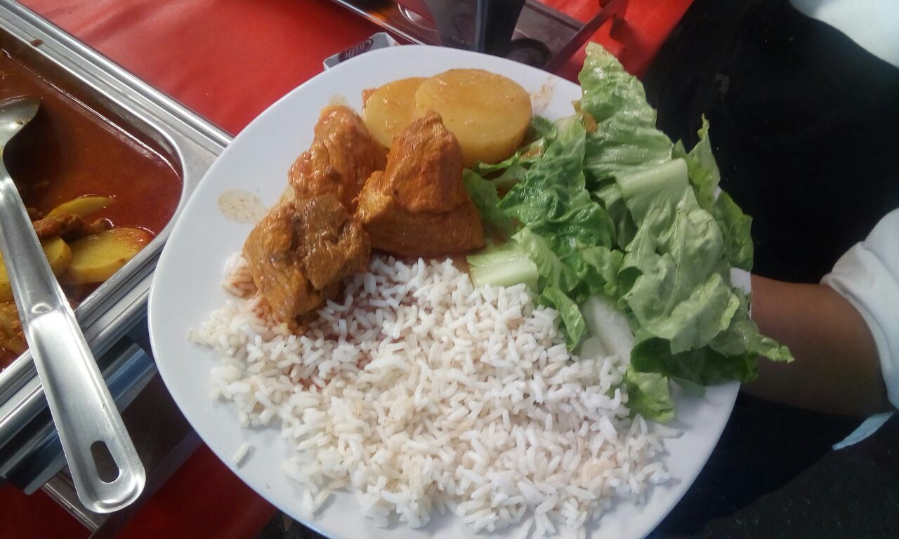Carne asada con arroz y ensalada de lechuga y pepino