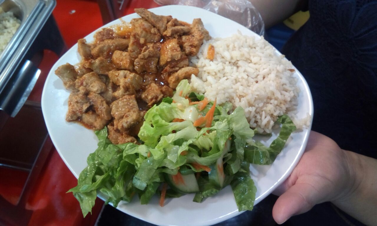 Tiritas de pollo empanizado con espagueti y ensalada de col